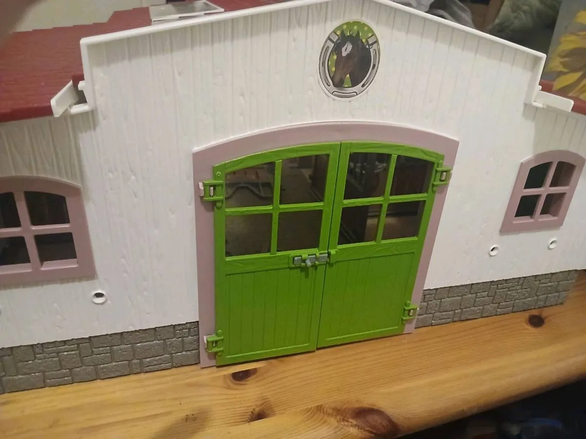 Schleich riding stable with accessories - Image 3