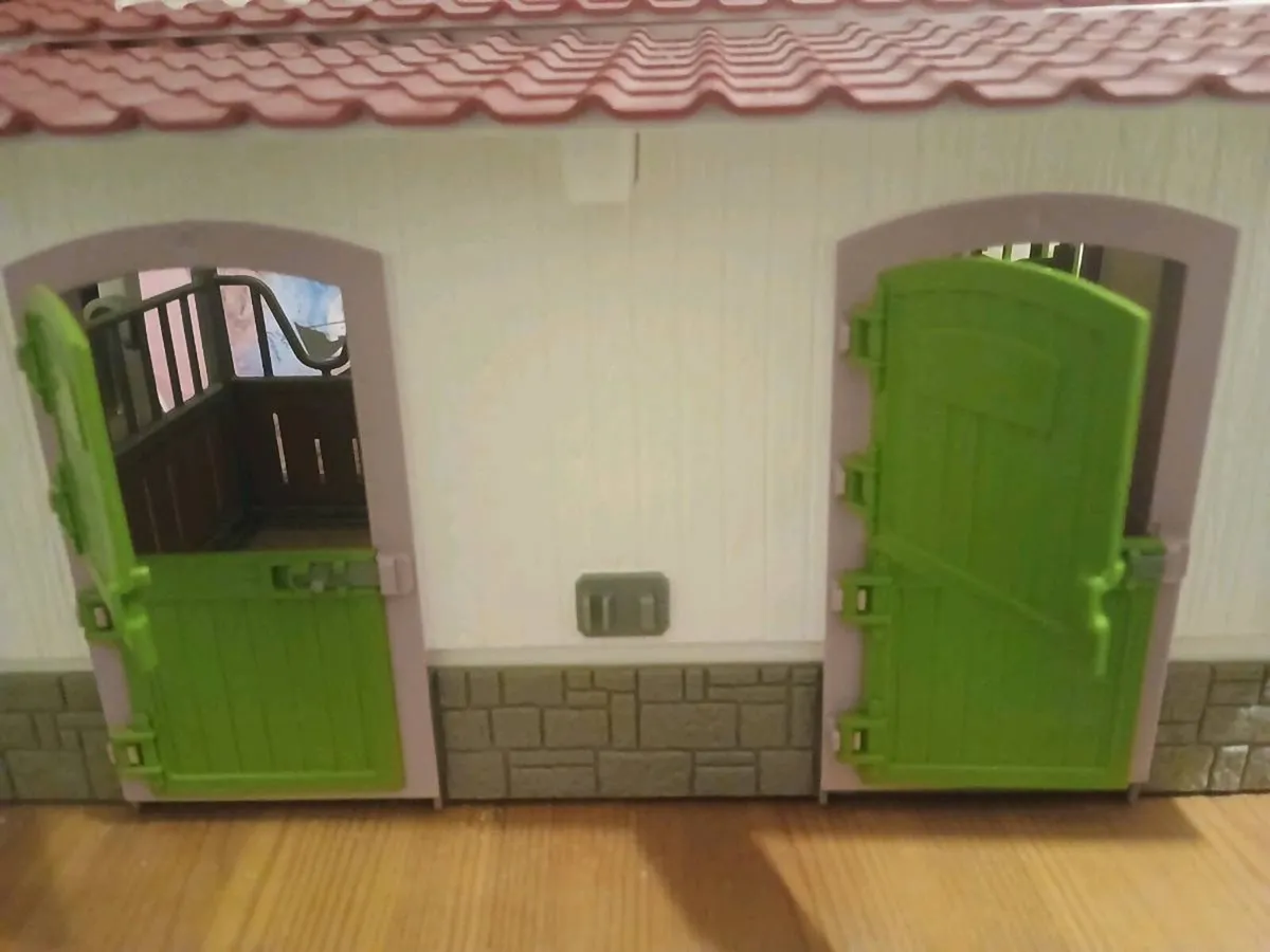 Schleich riding stable with accessories - Image 4