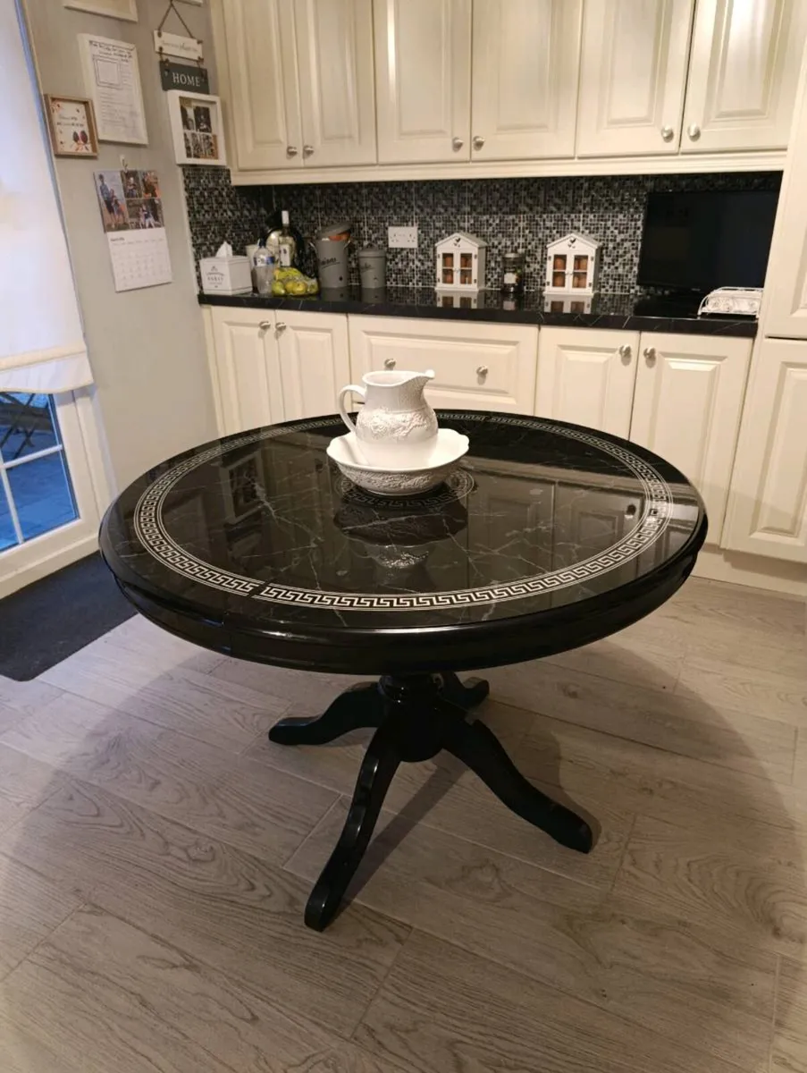 Table and chairs - Image 1