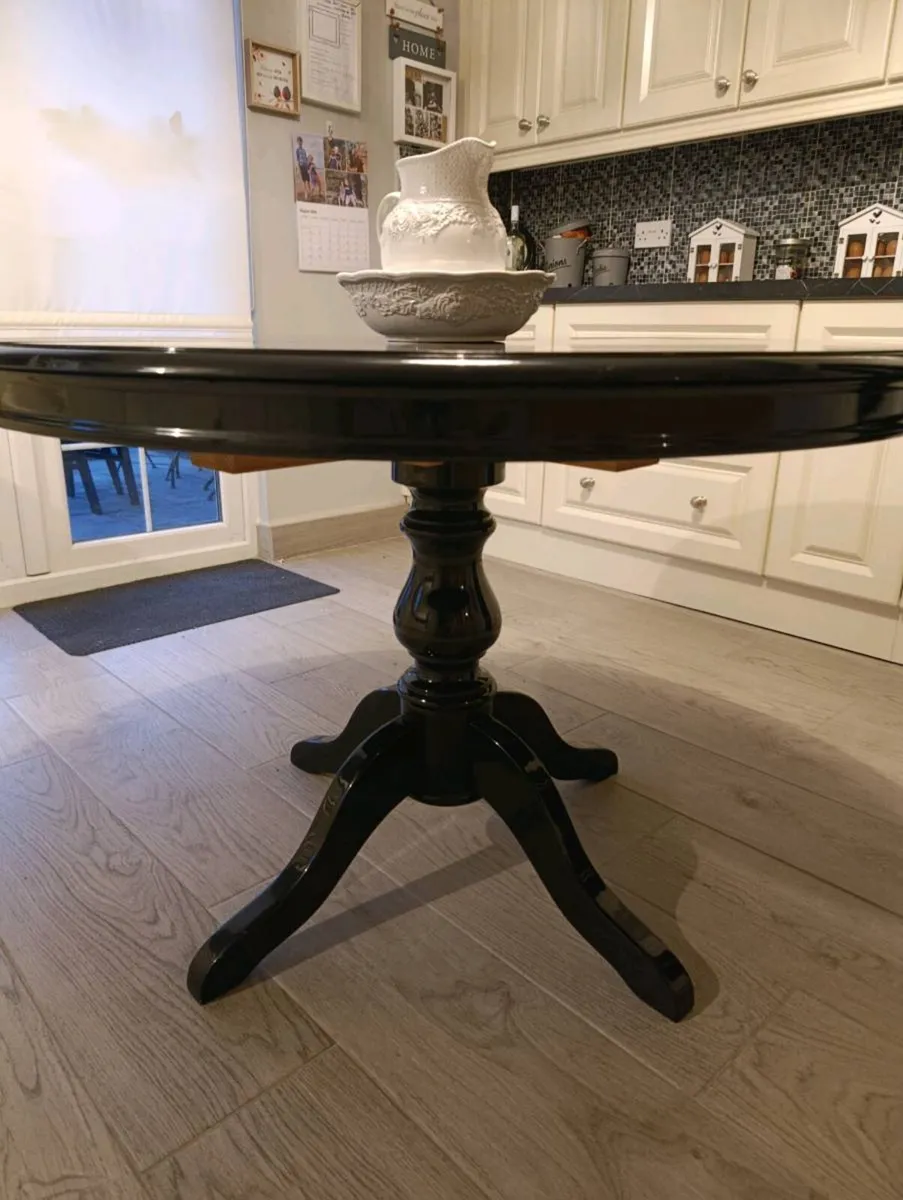 Table and chairs - Image 2