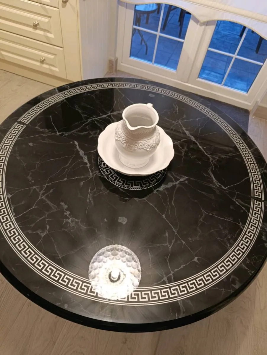 Table and chairs - Image 3