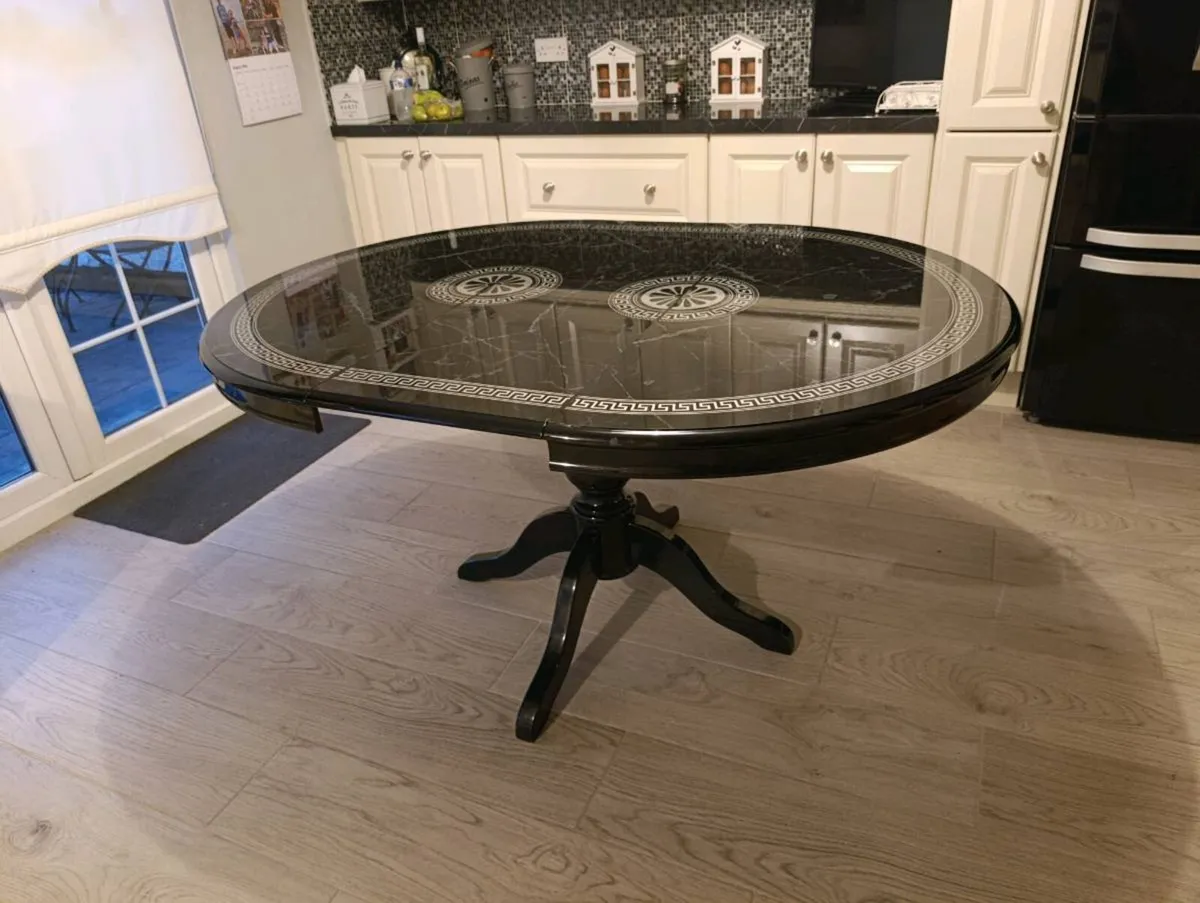 Table and chairs - Image 4