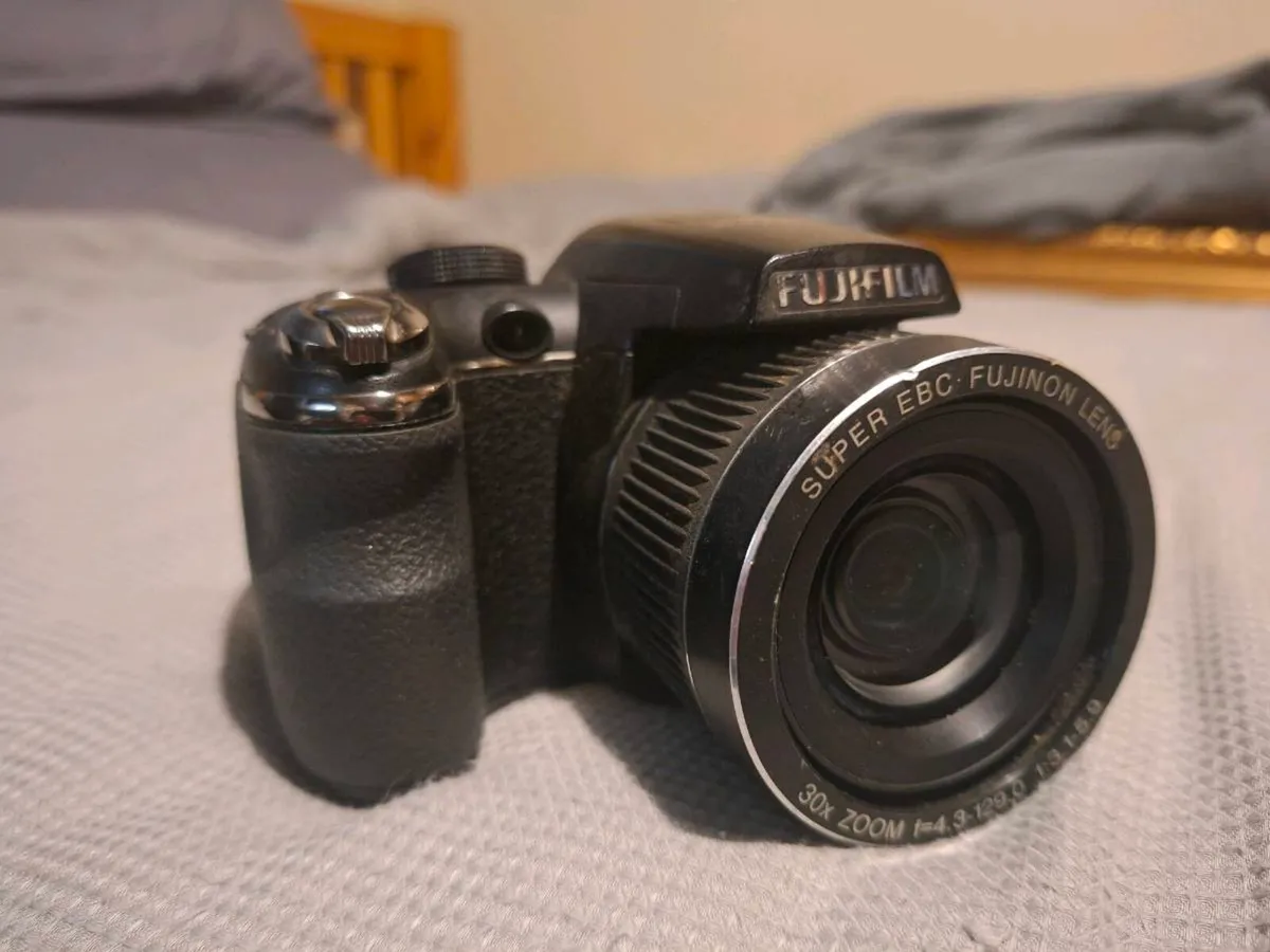 Fujifilm S4000 Black 14MP Digital Camera 4GB SD - Image 2