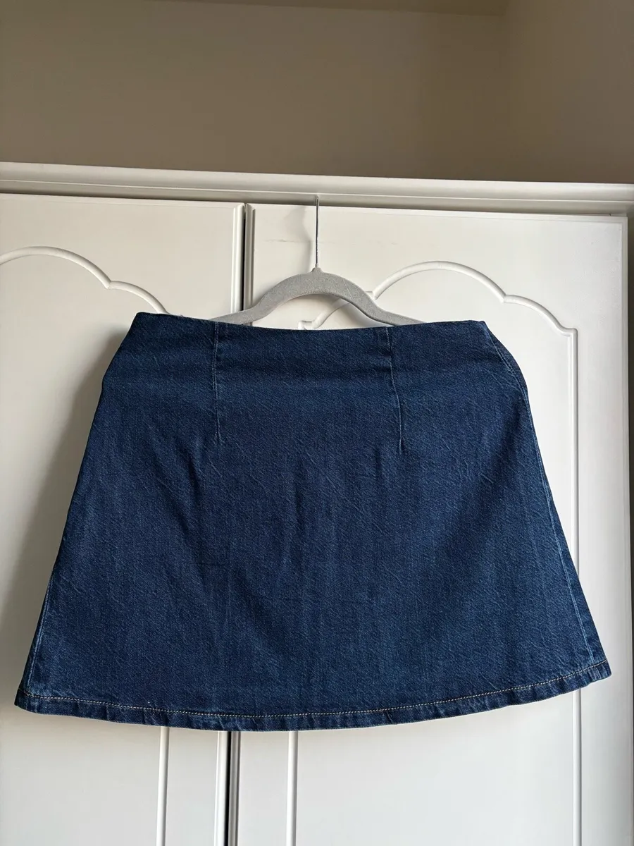 H&M Dark Denim Blue Pleated Mini Skirt - Image 3