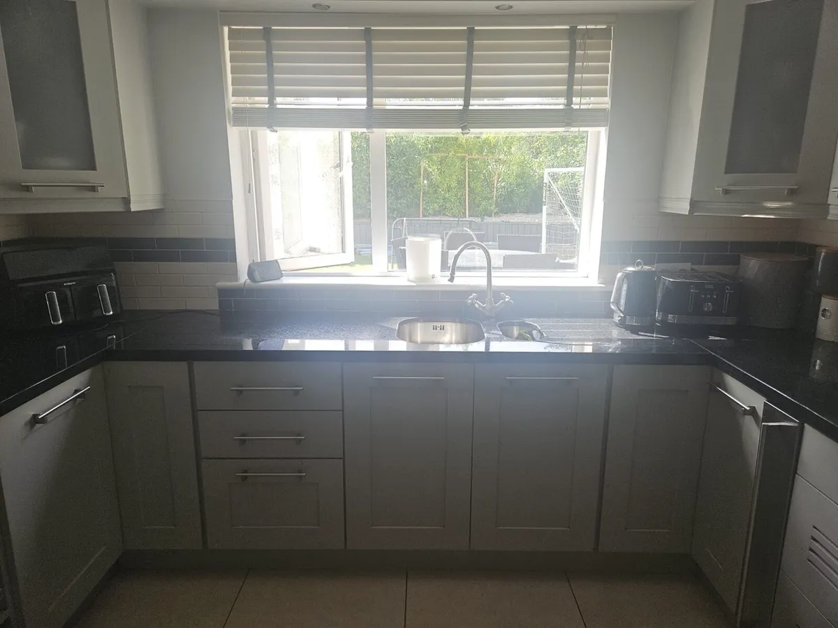 Solid wood painted kitchen - Image 2