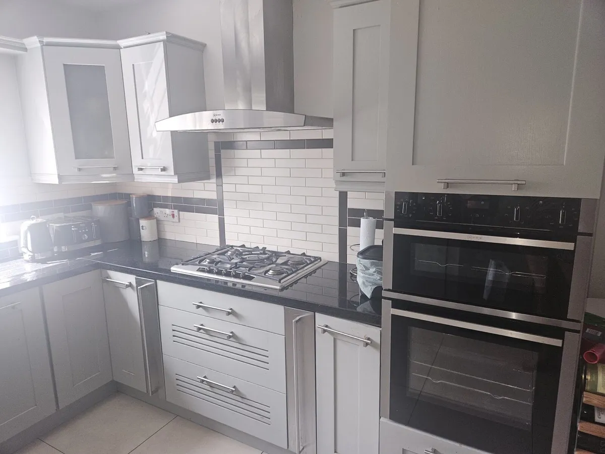 Solid wood painted kitchen - Image 3