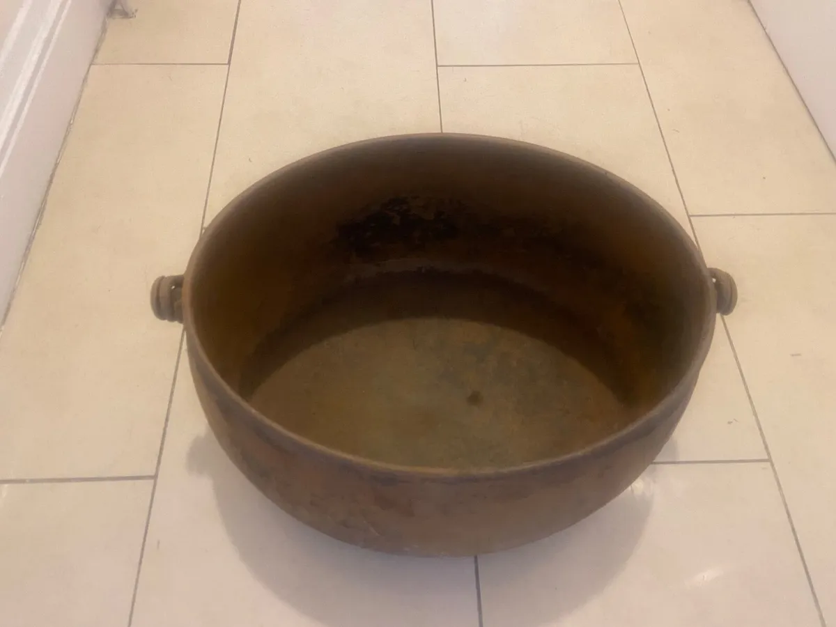 Old large  Cauldron - Image 2