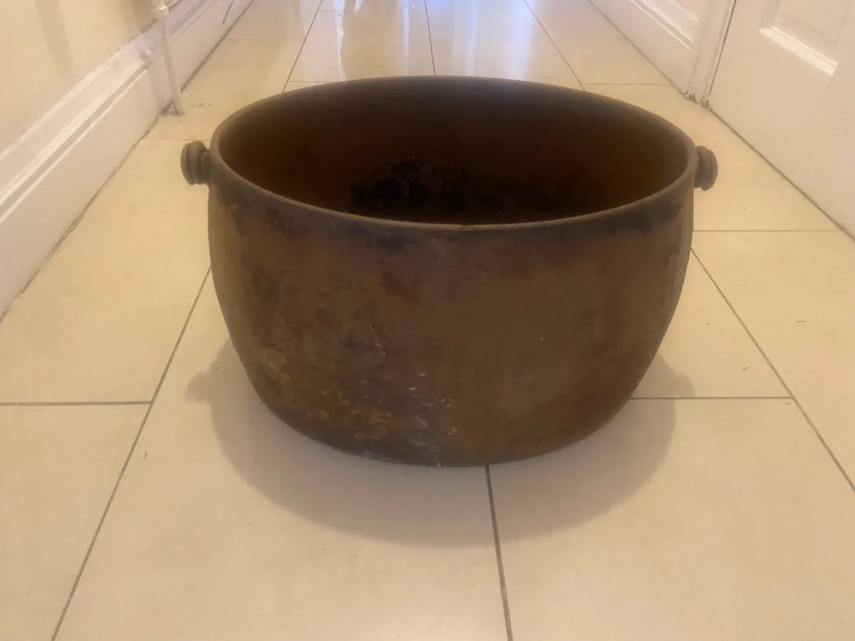 Old large  Cauldron - Image 3