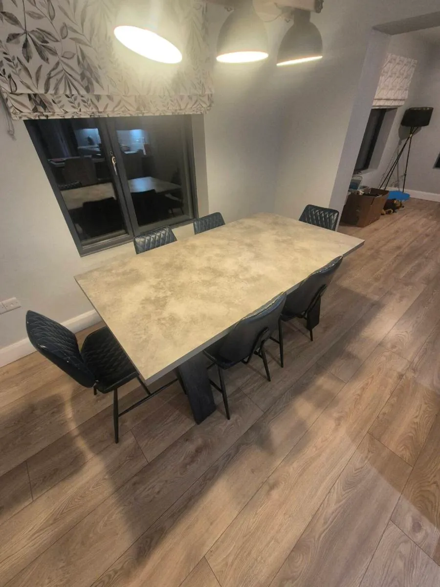 Kitchen table and chairs - Image 1