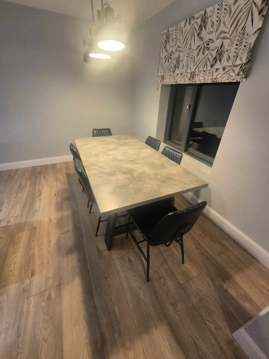 Kitchen table and chairs - Image 3