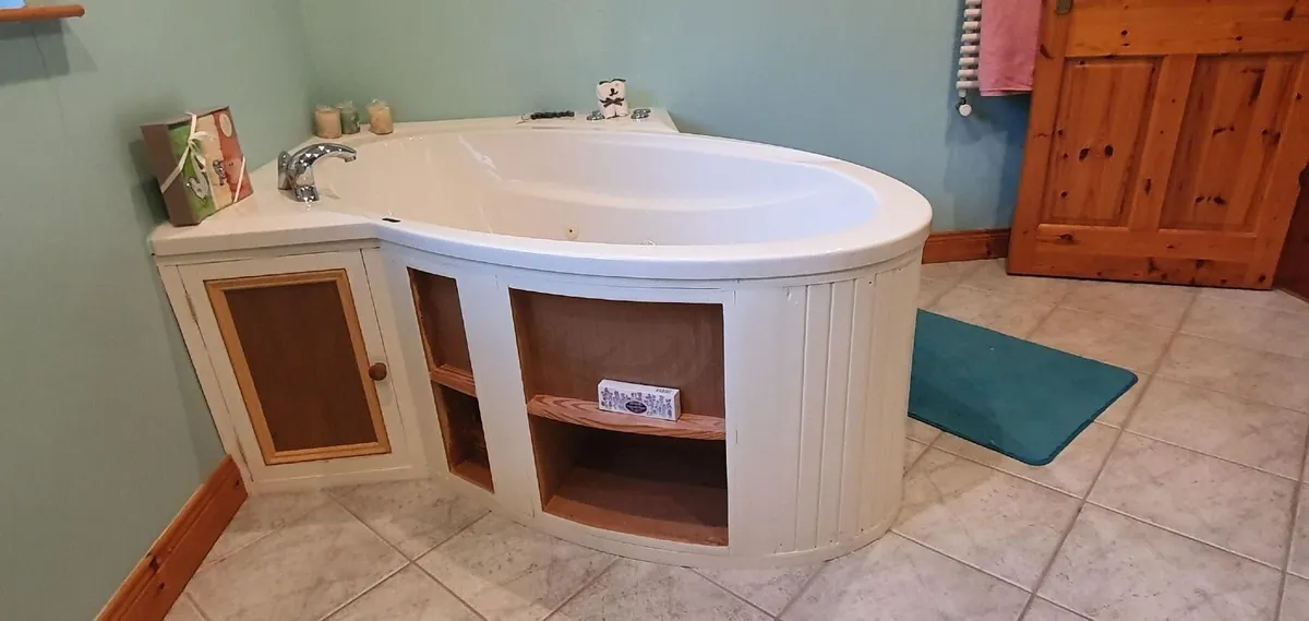 Large Jacuzzi Bath - Image 1