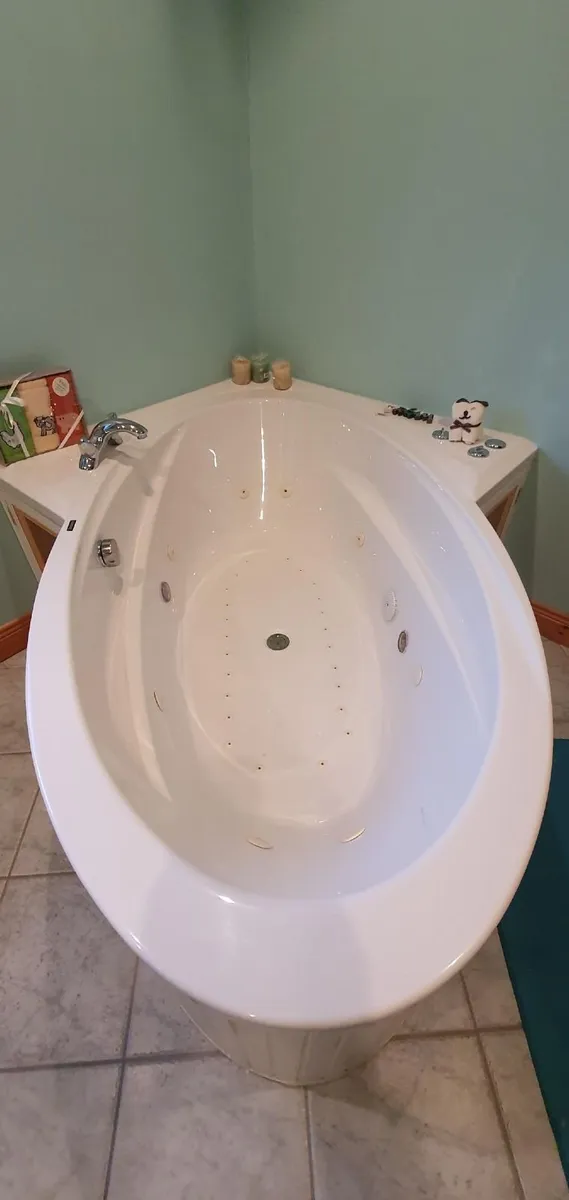 Large Jacuzzi Bath - Image 2