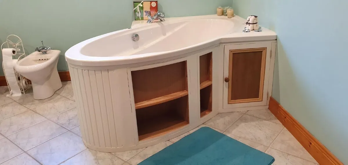 Large Jacuzzi Bath - Image 3