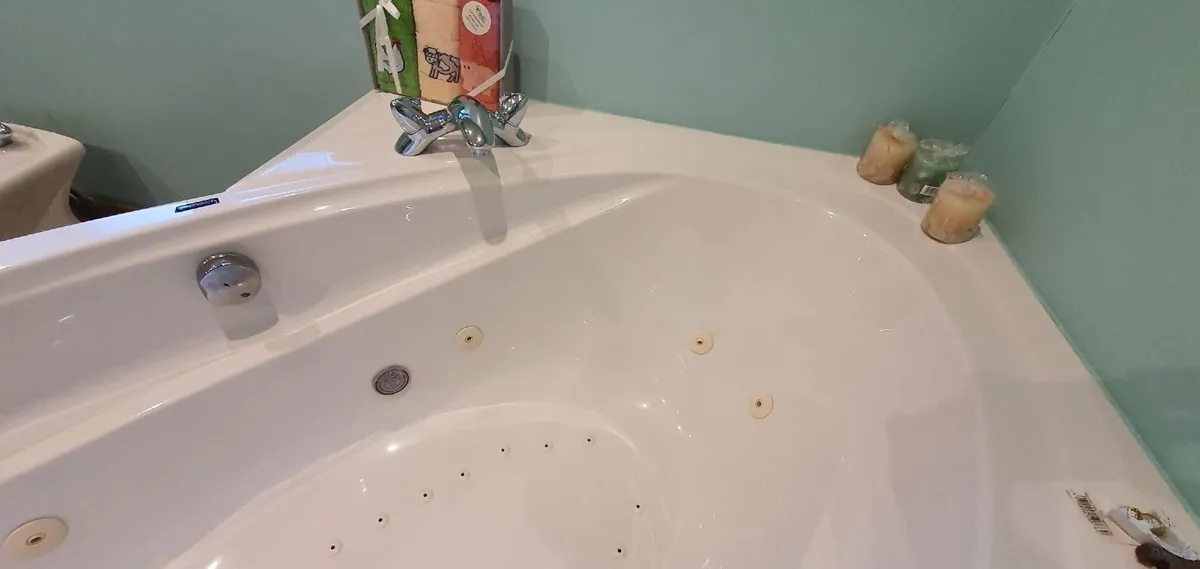 Large Jacuzzi Bath - Image 4