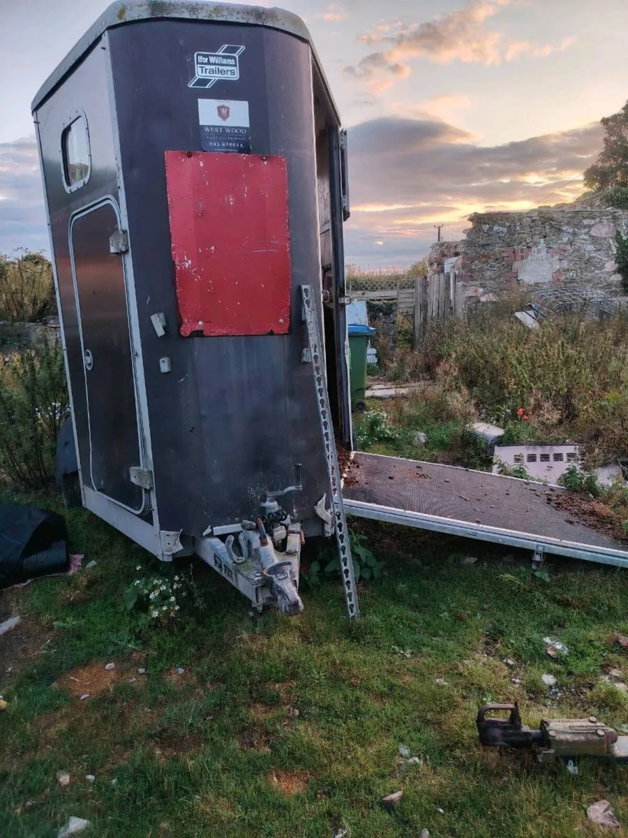 Horse box in need of repair aluminium floor - Image 1