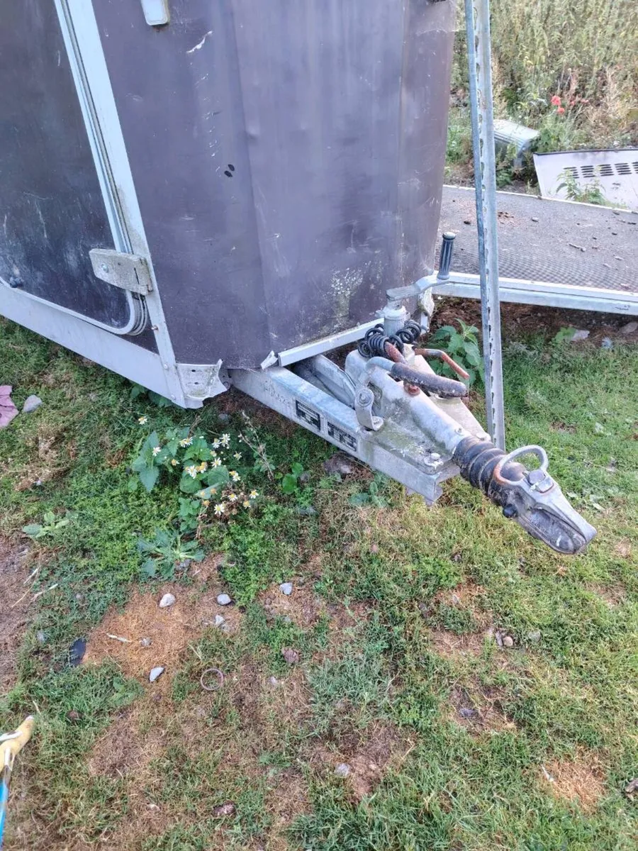 Horse box in need of repair aluminium floor - Image 2
