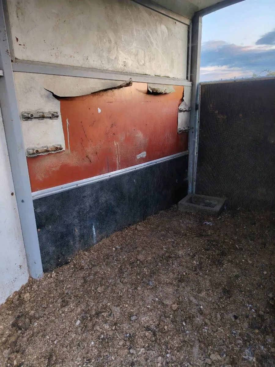 Horse box in need of repair aluminium floor - Image 3