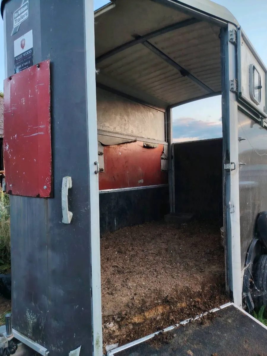 Horse box in need of repair aluminium floor - Image 4