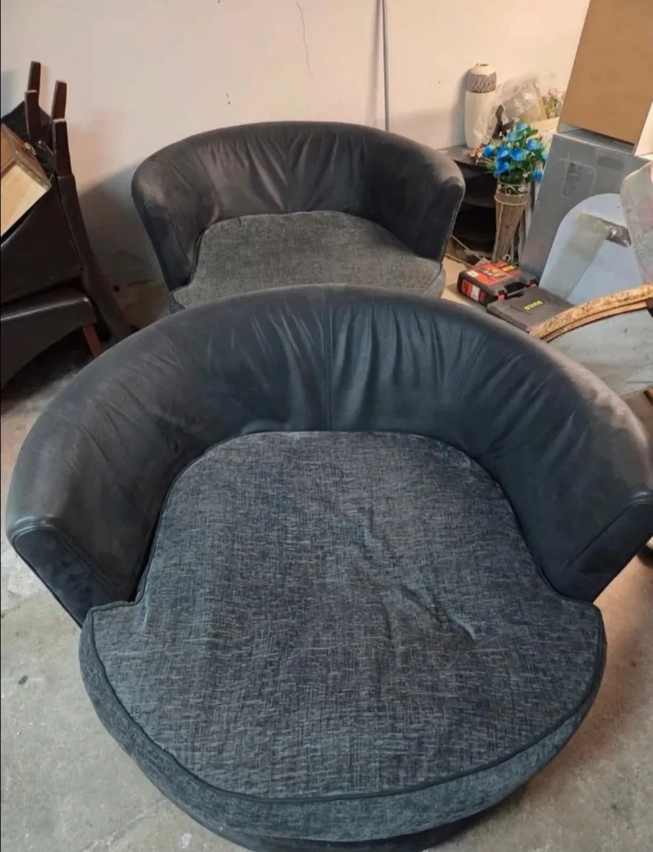 Big swivel chairs x2