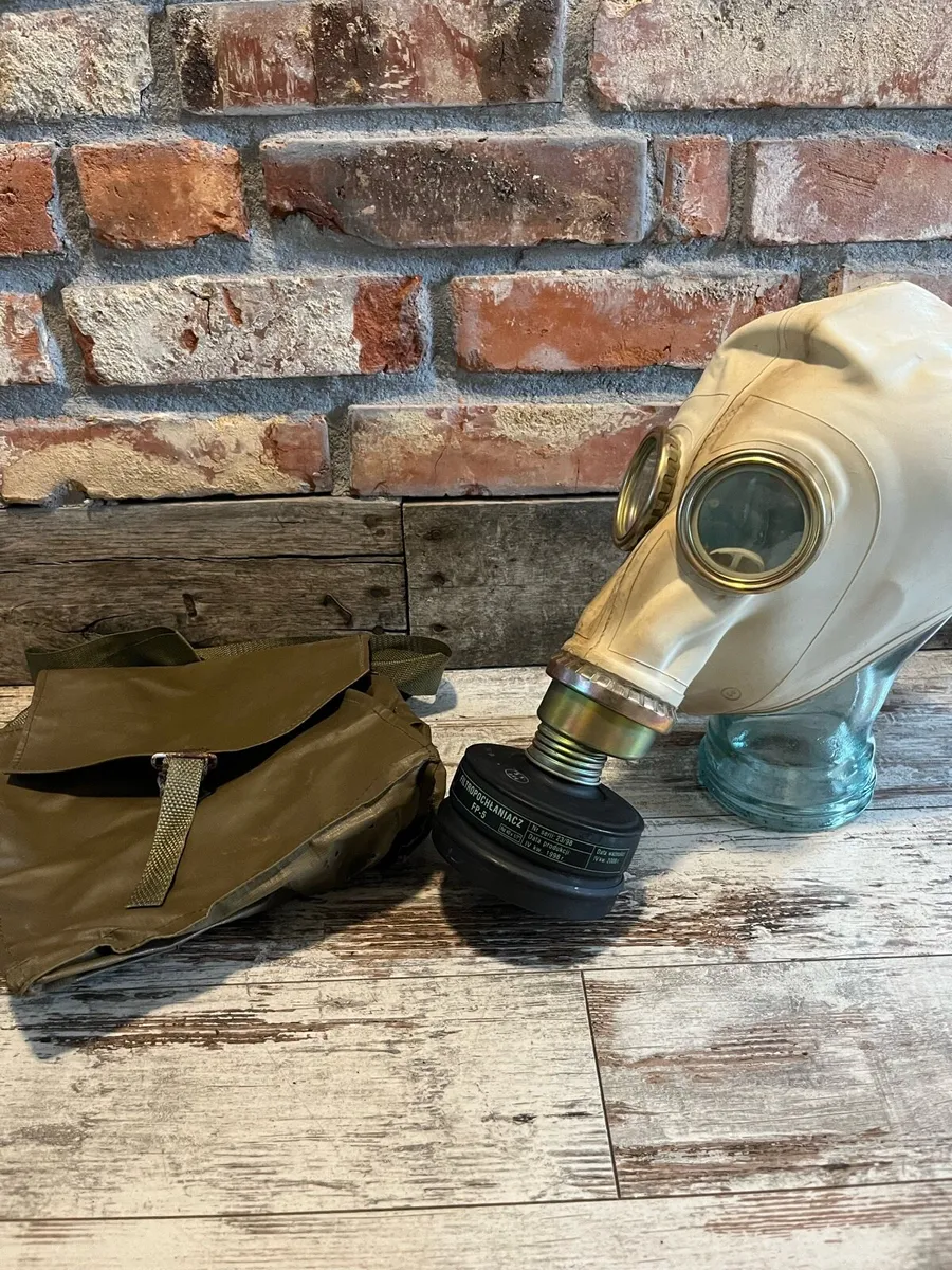 Vintage gas mask & bag - Image 1
