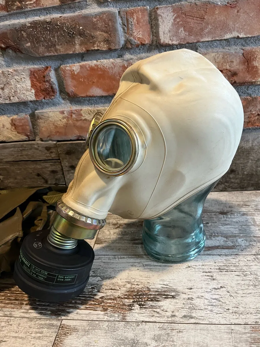 Vintage gas mask & bag - Image 2