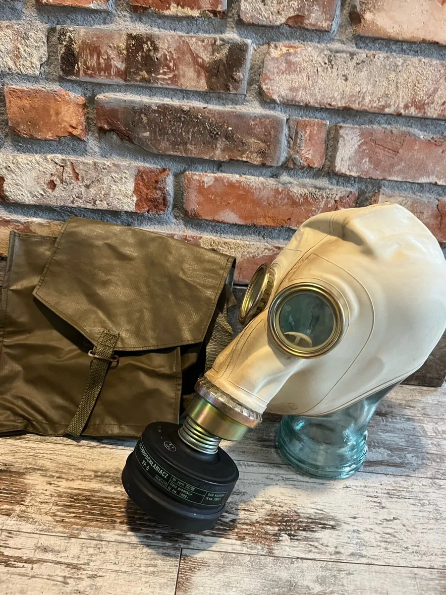 Vintage gas mask & bag - Image 3