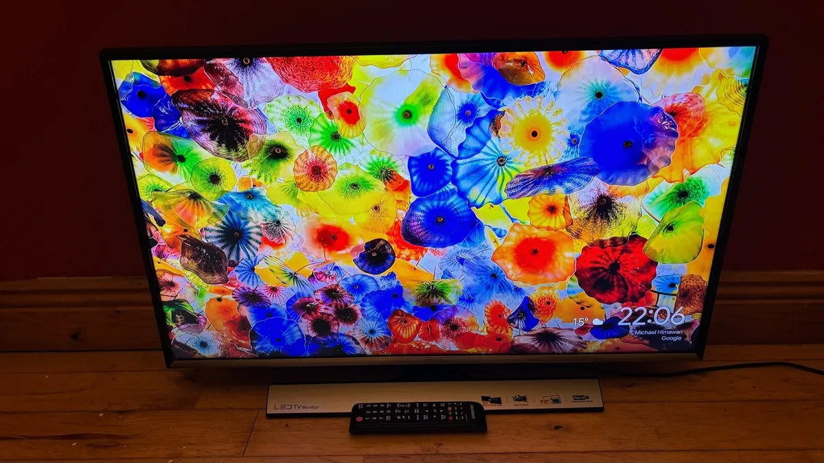 32” Samsung TV with Google Chromecast - Image 4