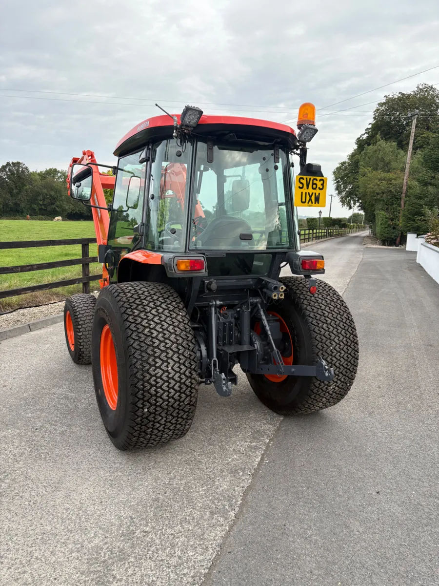 Kubota. L4240 Compact Tractor with Front loader - Image 2