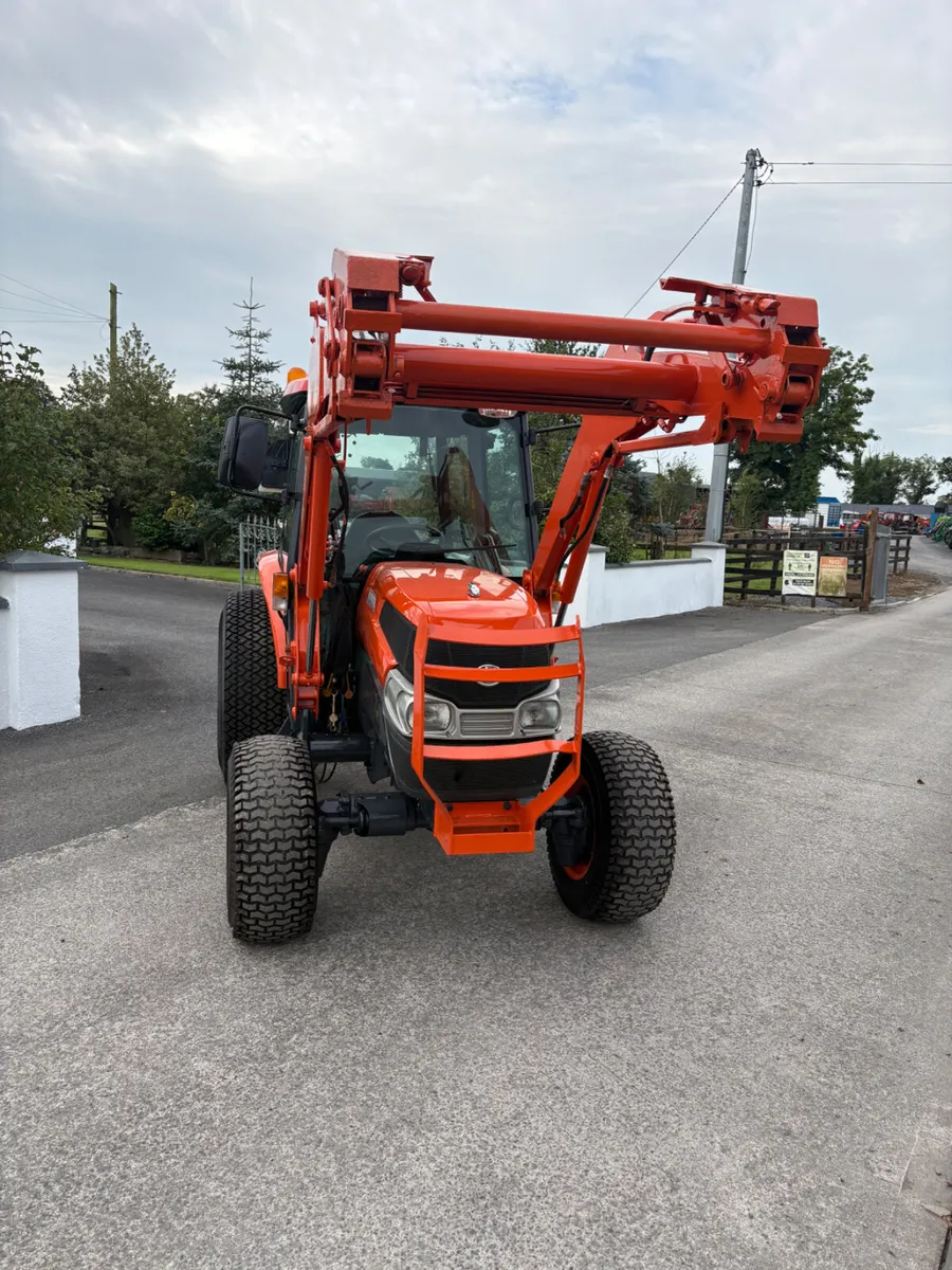 Kubota. L4240 Compact Tractor with Front loader - Image 4