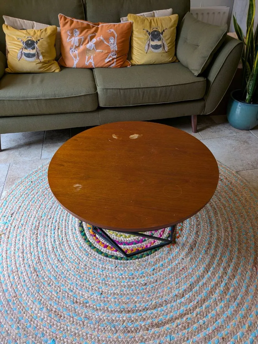Round coffee table with metal legs - Image 3