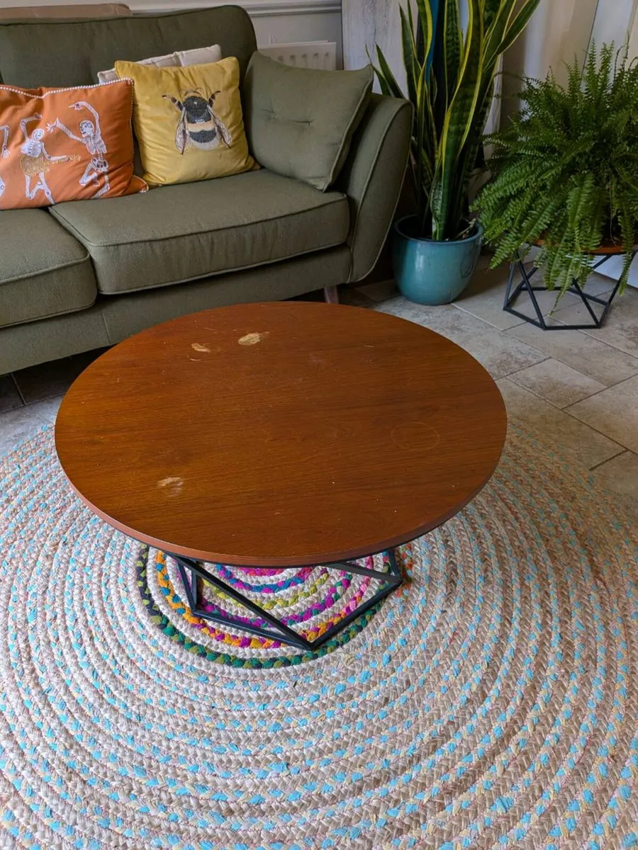 Round coffee table with metal legs - Image 1