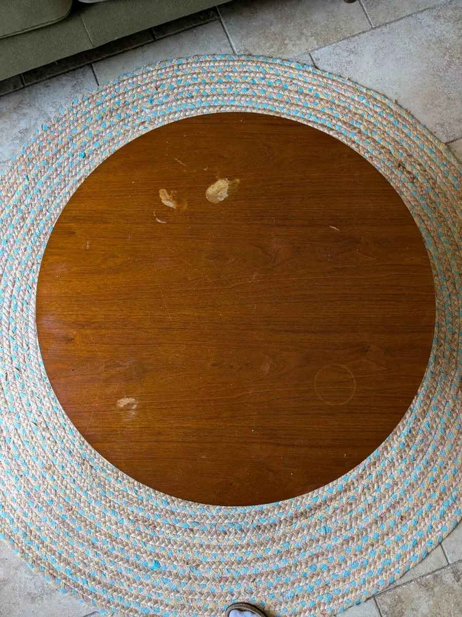 Round coffee table with metal legs - Image 2