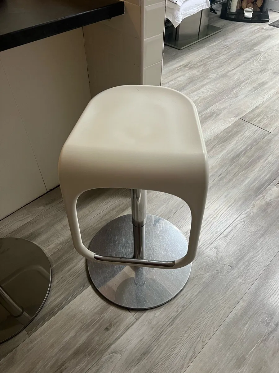 4 bar chairs - Image 1