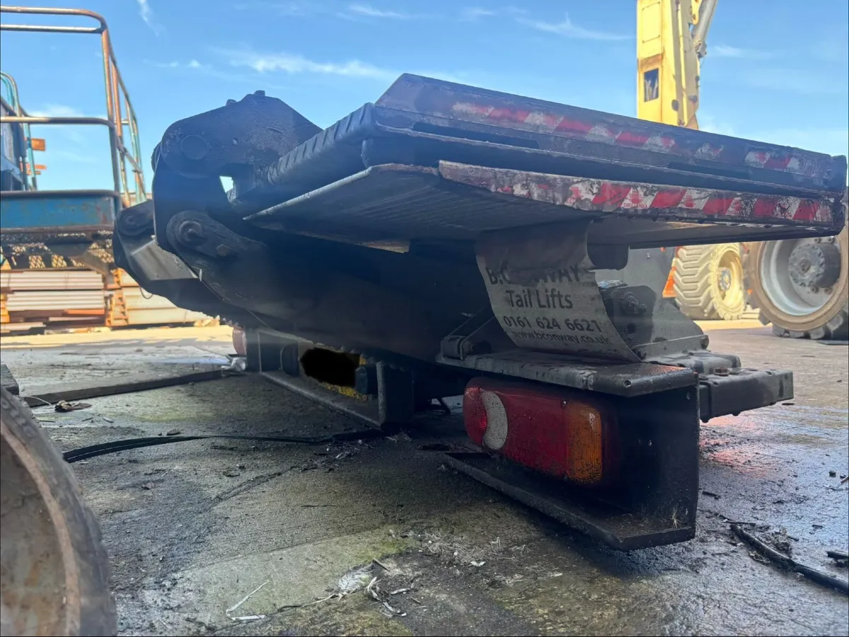 Dhollandia 1.5T tail lift - Image 3