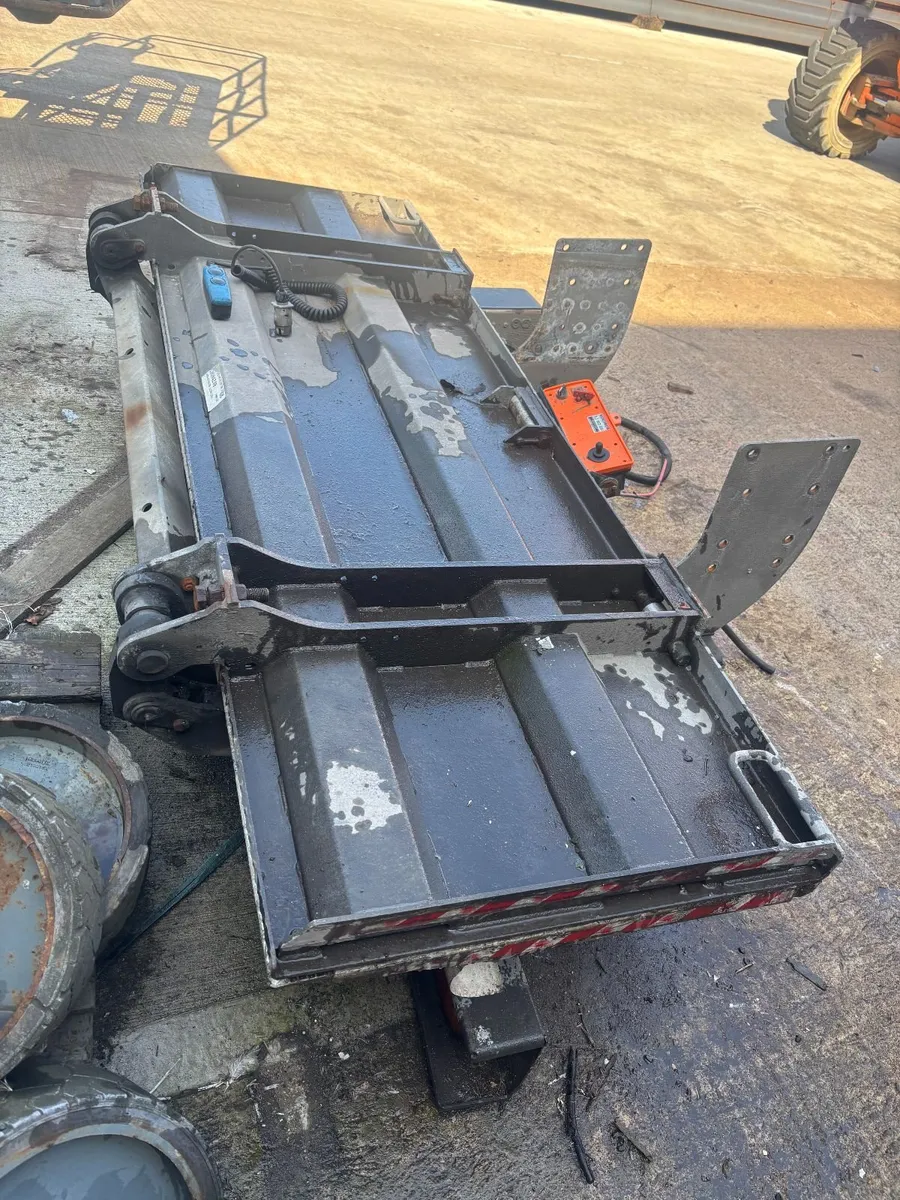 Dhollandia 1.5T tail lift - Image 1