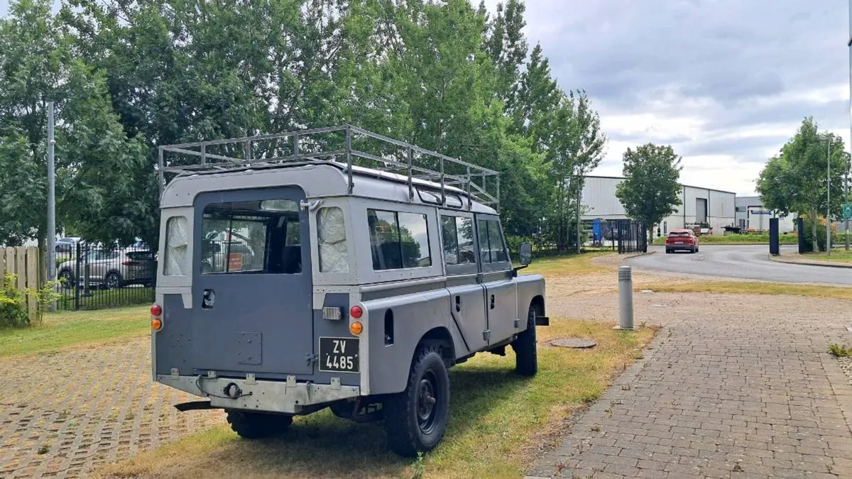 Landrover series 3 109 station wagon - Image 2