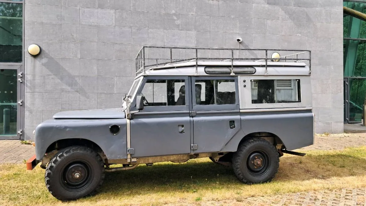 Landrover series 3 109 station wagon - Image 3