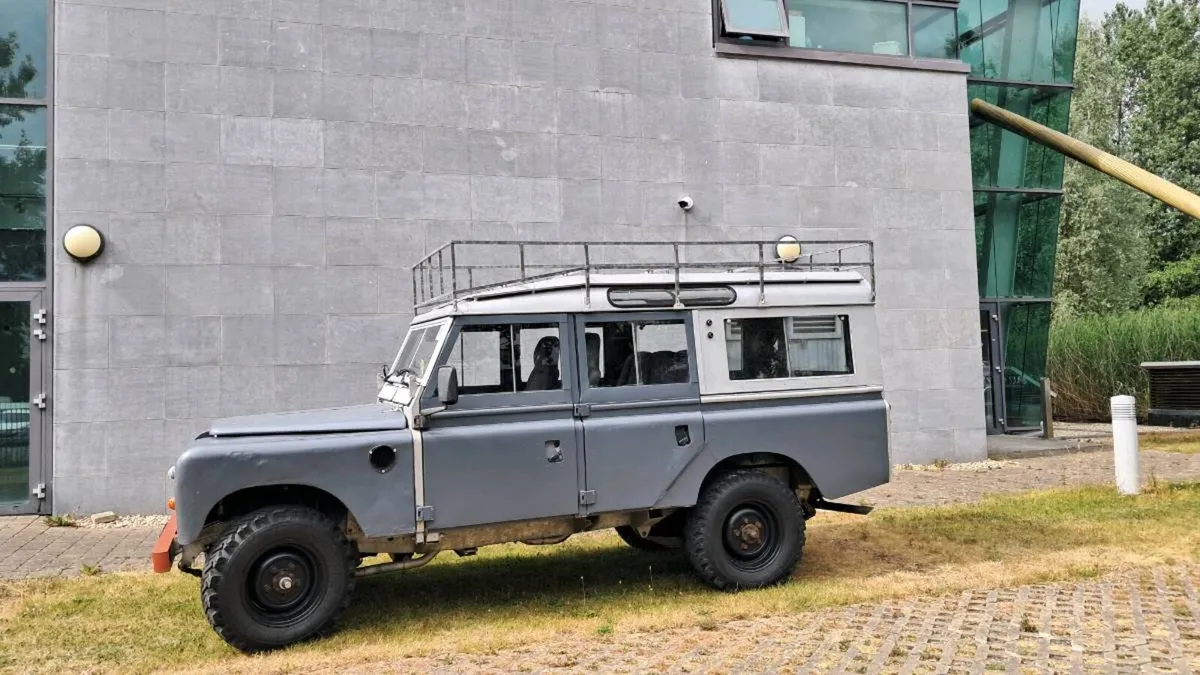 Landrover series 3 109 station wagon - Image 4