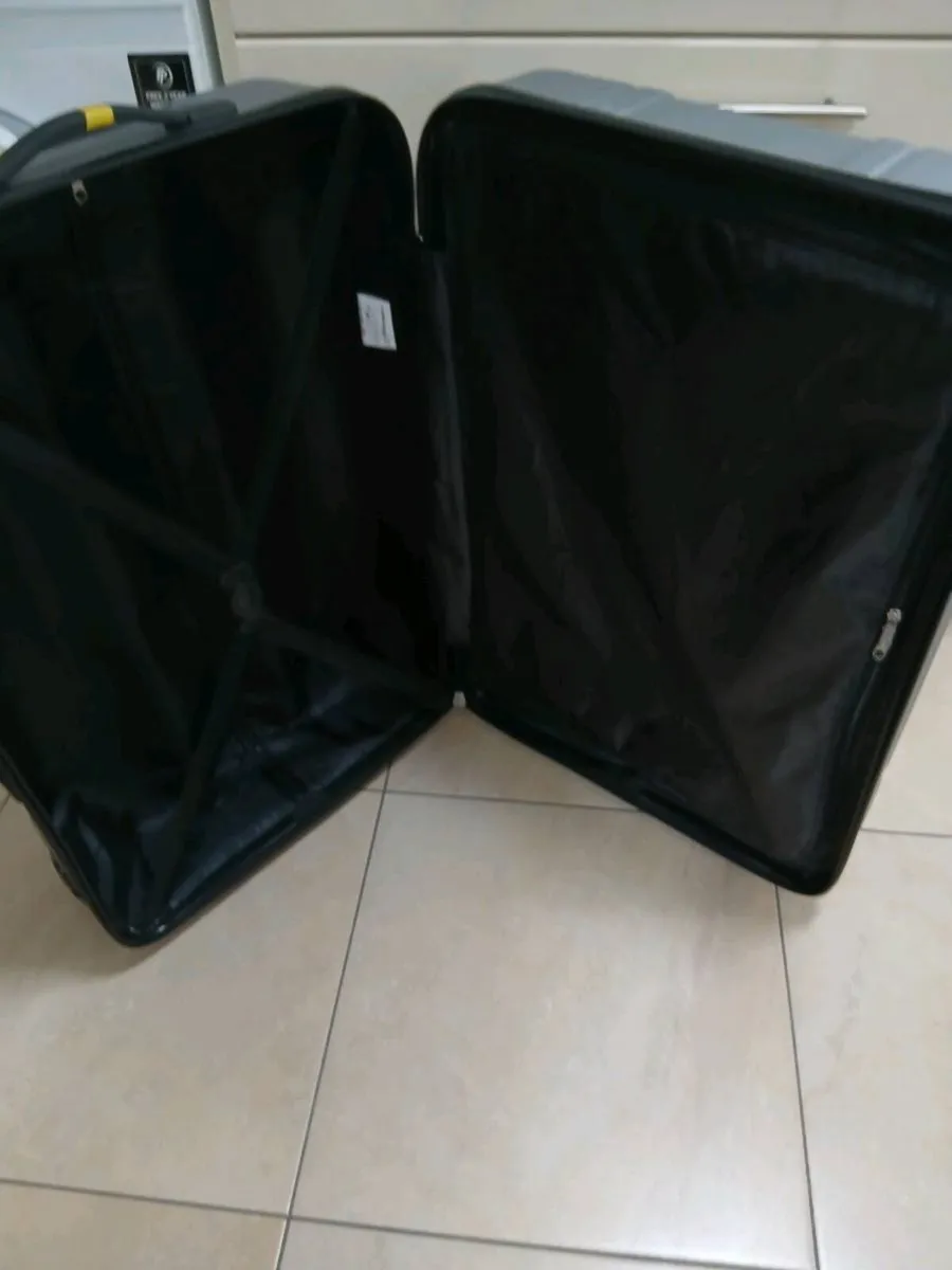 LARGE SUITCASE HARD TYPE 4 WHEELS - Image 4