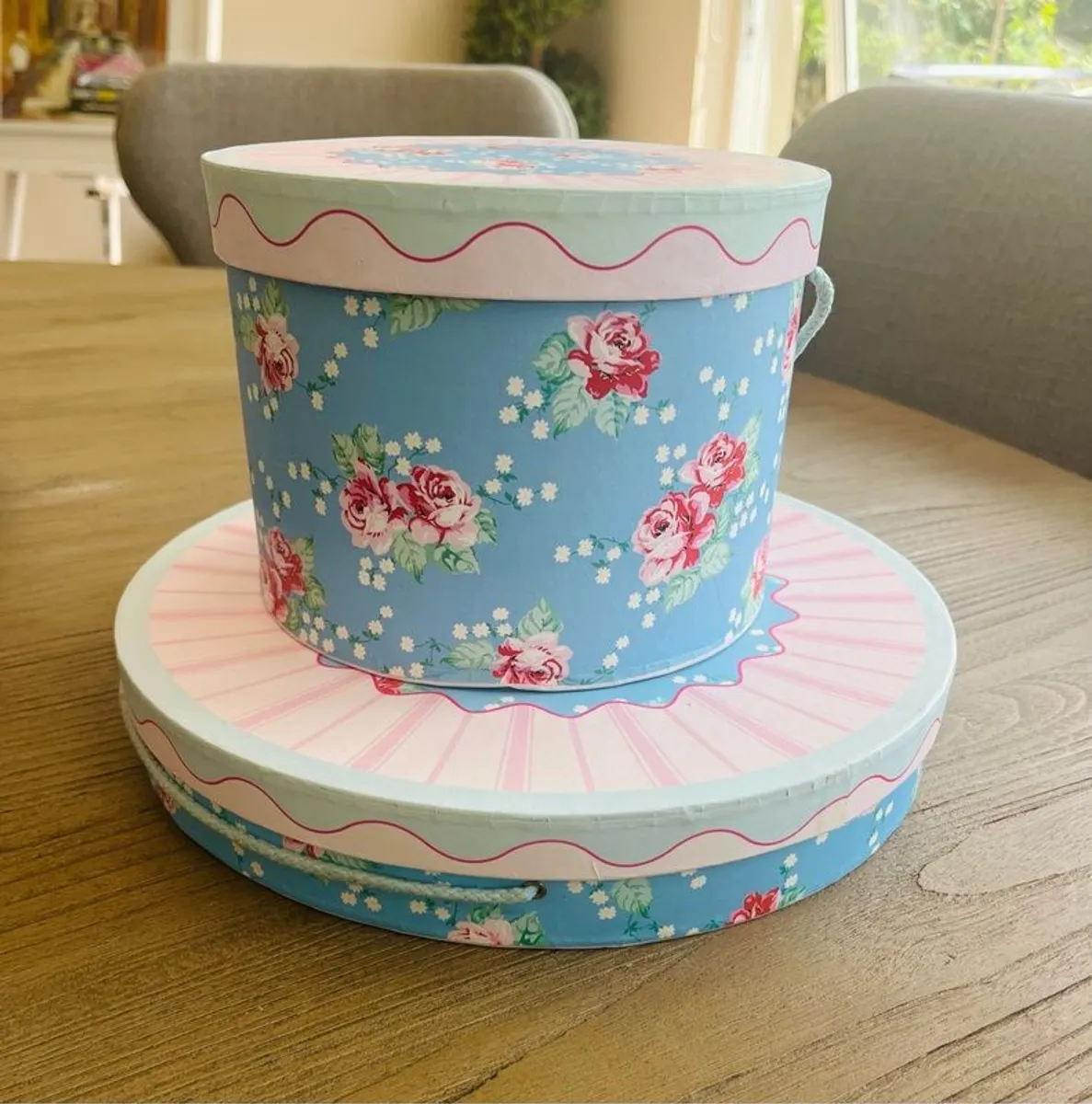 Cakestand & Teapot / Cup & Saucer - Image 1