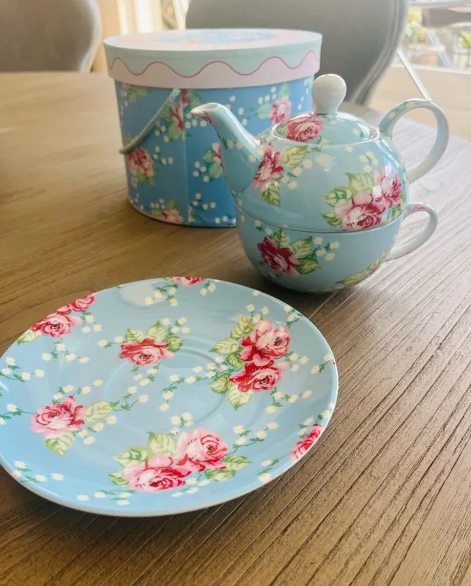 Cakestand & Teapot / Cup & Saucer - Image 2