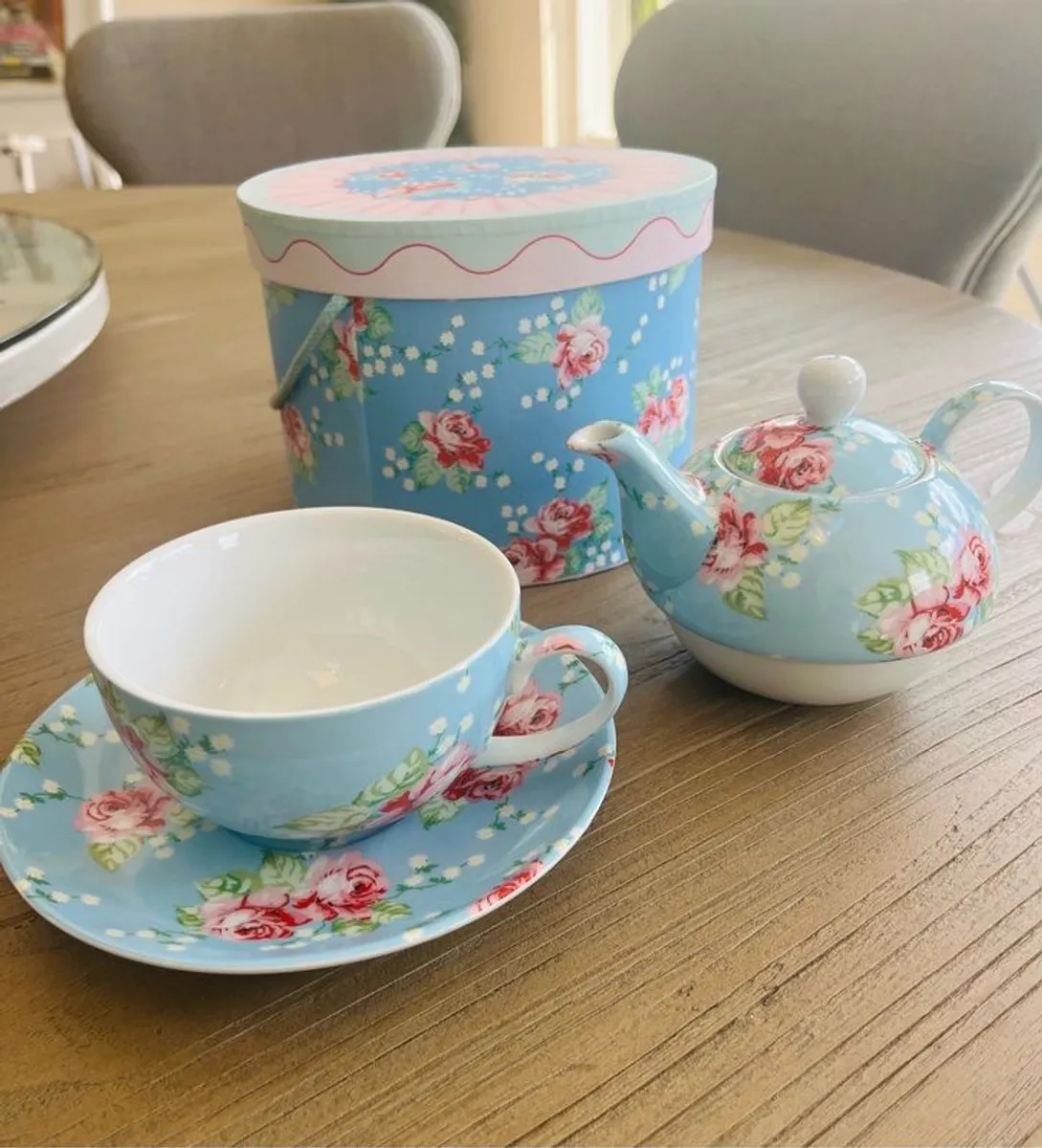 Cakestand & Teapot / Cup & Saucer - Image 3