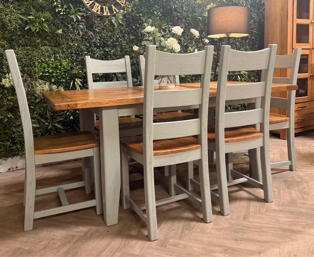 Extending oak kitchen table & 6 chairs - Image 1