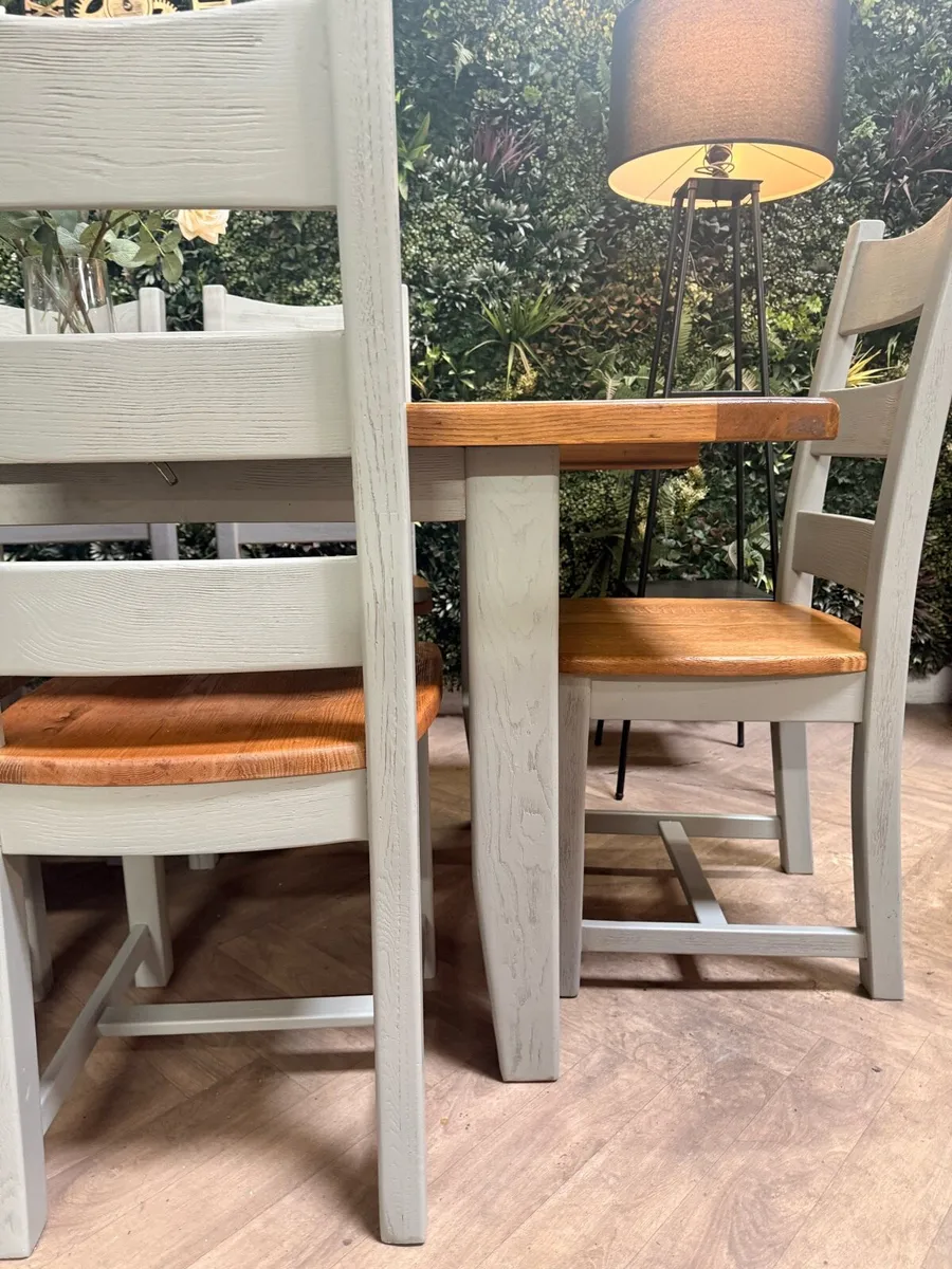 Extending oak kitchen table & 6 chairs - Image 3