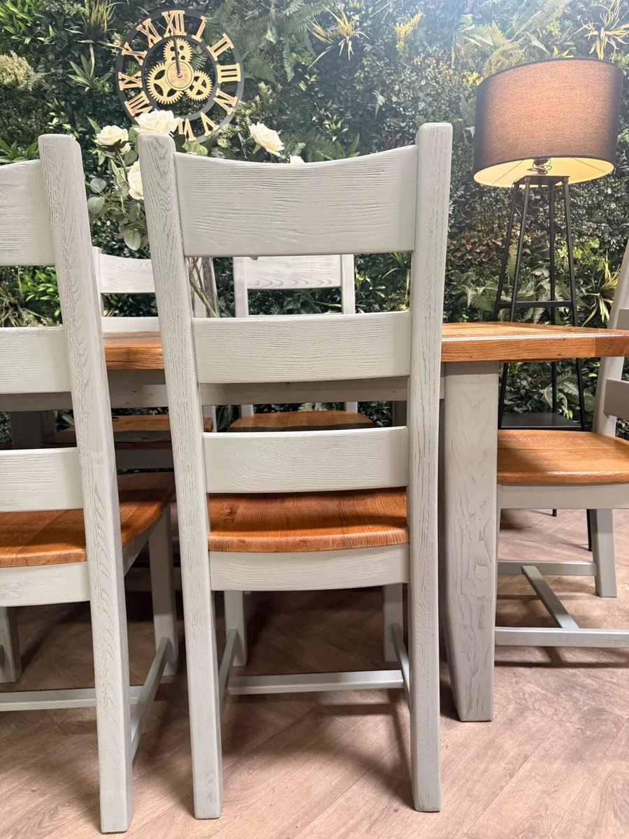 Extending oak kitchen table & 6 chairs - Image 4