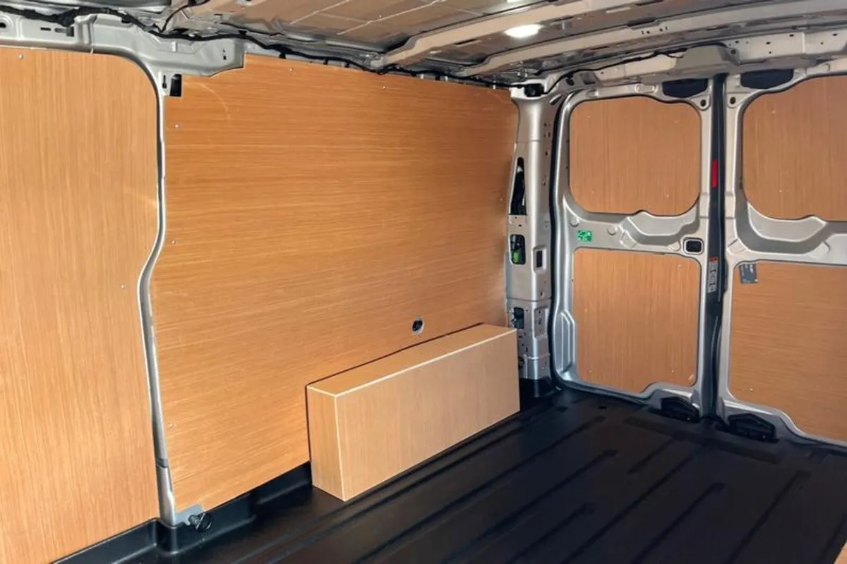 Ford Transit Custom 320 Limited AUTO L2 LWB FWD 2. - Image 4