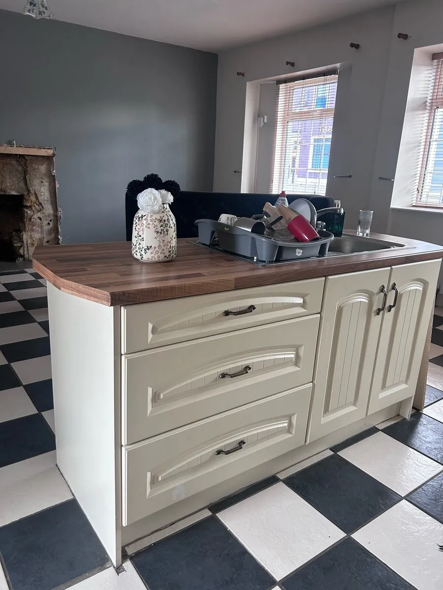Kitchen & Island - Image 3