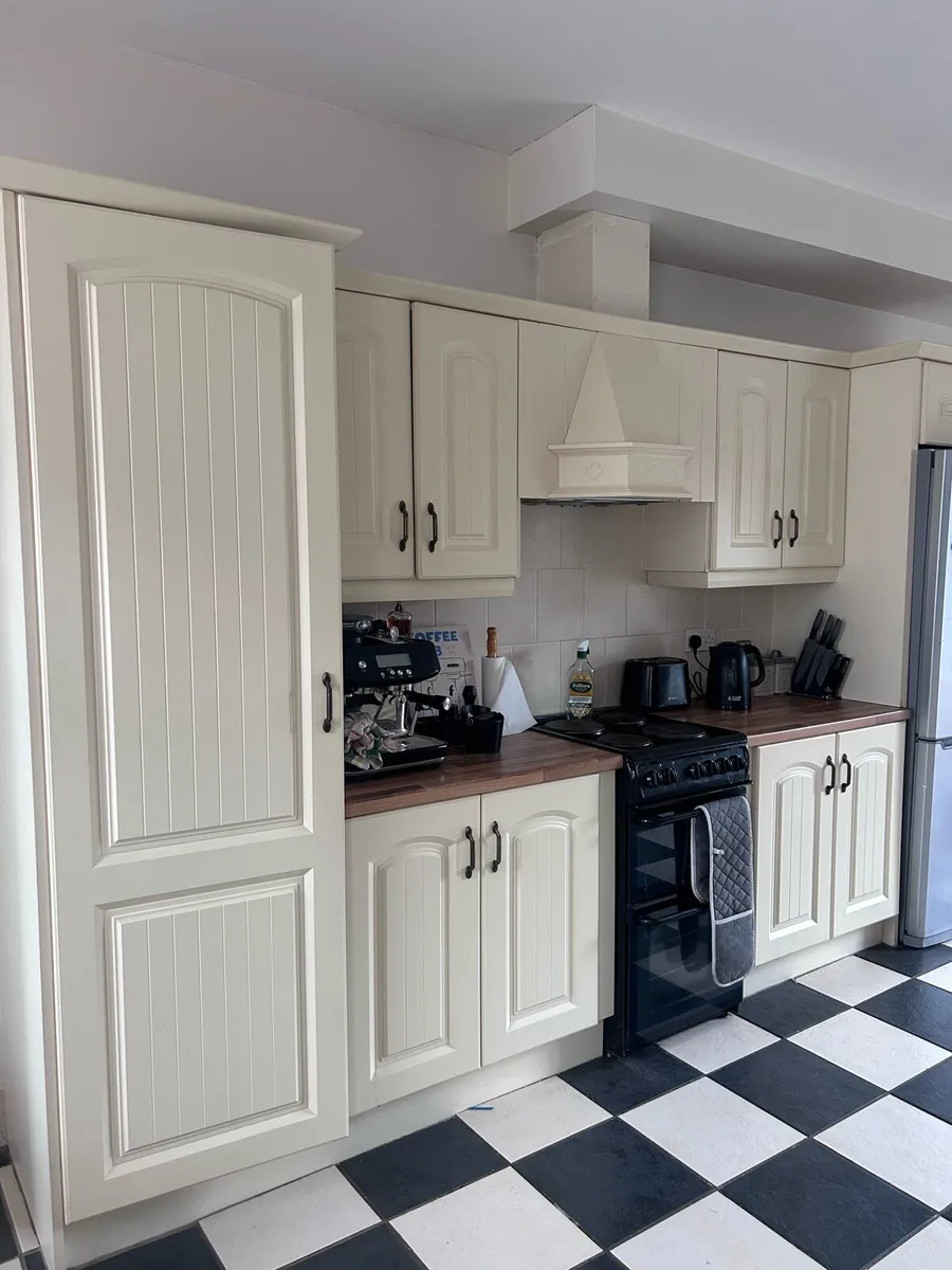 Kitchen & Island - Image 2
