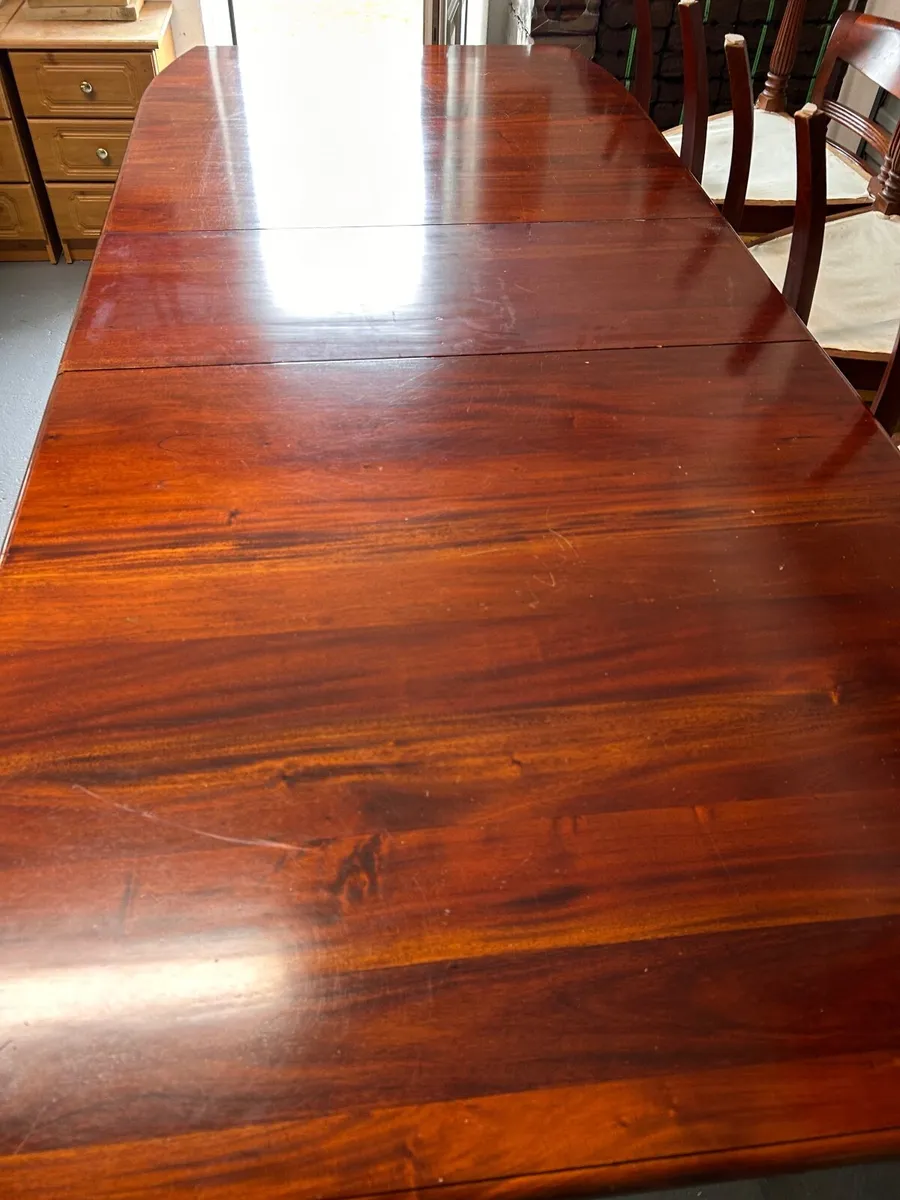Mahogony table, 8 chairs, mahogony display cabinet - Image 1