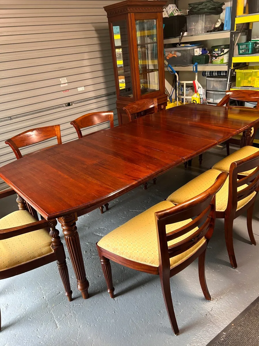 Mahogony table, 8 chairs, mahogony display cabinet - Image 2